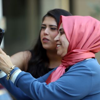 Loading...